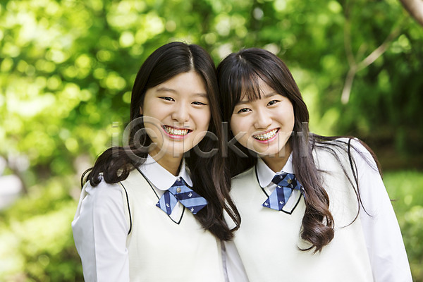 함께함 10대 고등학생 동양인 두명 사람 십대만 십대여자만 여자 여자만 청소년 한국인 JPG 아웃포커스 앞모습 포토 교복 상반신 여학생 웃음 주간 친구 학생