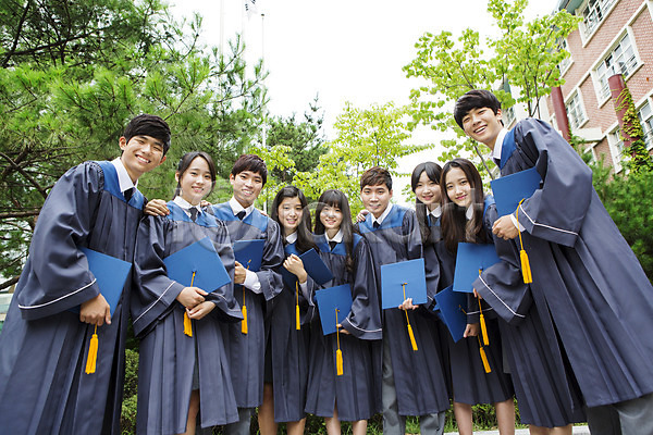 함께함 10대 고등학생 남자 동양인 사람 십대만 여러명 여자 한국인 JPG 포토 고등학교 들기 상반신 서기 야외 웃음 졸업 졸업가운 주간 친구 학교 학사모 학생