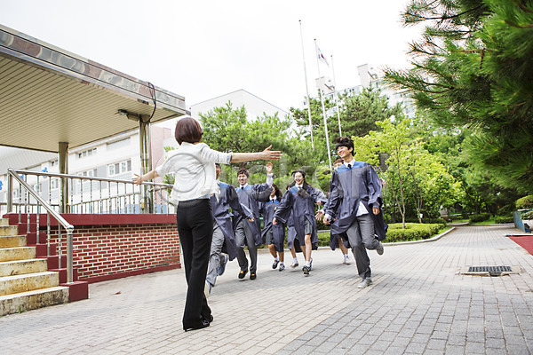 함께함 10대 고등학생 남자 동양인 사람 성인 여러명 여자 한국인 JPG 뒷모습 포토 고등학교 교사 달리기 야외 웃음 전신 졸업 졸업가운 주간 팔벌리기 학교 학생