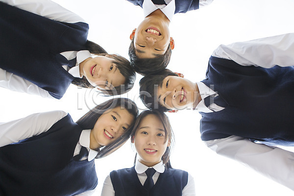10대 고등학생 남자 동양인 사람 십대만 여러명 여자 청소년 한국인 JPG 로우앵글 포토 교복 상반신 웃음 주간 친구 학생