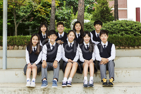 함께함 10대 고등학생 남자 동양인 사람 십대만 여러명 여자 청소년 한국인 JPG 앞모습 포토 고등학교 교복 상반신 앉기 야외 웃음 전신 주간 친구 학교 학생