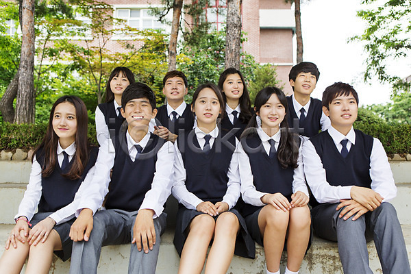함께함 10대 고등학생 남자 동양인 사람 십대만 여러명 여자 청소년 한국인 JPG 앞모습 포토 고등학교 교복 상반신 앉기 야외 웃음 주간 친구 학교 학생