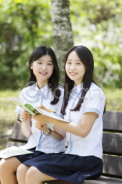 함께함 10대 고등학생 동양인 두명 사람 십대만 십대여자만 여자 여자만 청소년 한국인 JPG 포토 공원 교복 들기 벤치 상반신 앉기 야외 웃음 주간 책 친구 학생