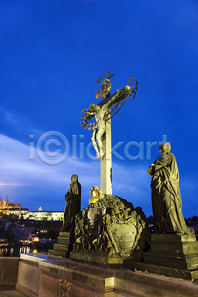 사람없음 JPG 포토 동상 십자가 야간 야외 예수 유럽 유럽풍경 체코 카를교 풍경(경치) 프라하 해외 해외풍경