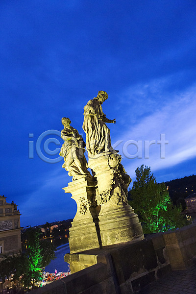 사람없음 JPG 포토 동상 야간 야외 유럽 유럽풍경 체코 카를교 풍경(경치) 프라하 해외 해외풍경