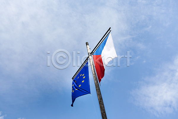 사람없음 JPG 로우앵글 포토 구름(자연) 국기 깃발 야외 유럽 유럽연합 주간 체코 하늘