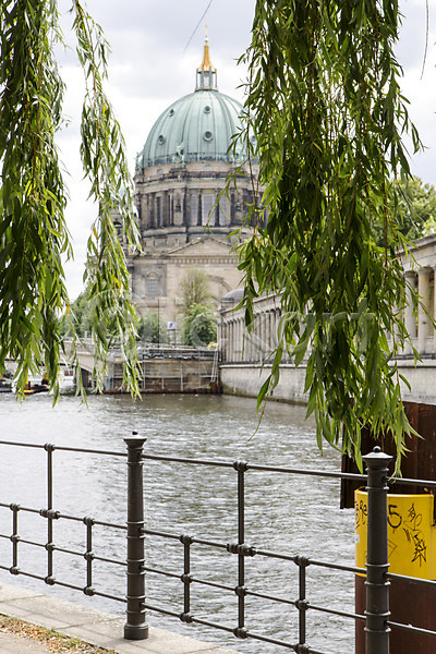사람없음 JPG 포토 강 나무 독일 베를린 베를린성당 성당 식물 야외 울타리 유럽 유럽풍경 주간 풍경(경치) 해외 해외풍경