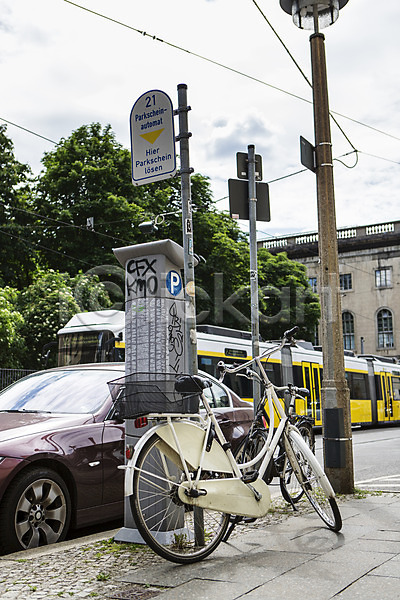 사람없음 JPG 포토 가로등 교통 대중교통 도시 독일 버스 베를린 야외 유럽 유럽풍경 육상교통 자동차 자전거 주간 표지판 풍경(경치) 해외 해외풍경