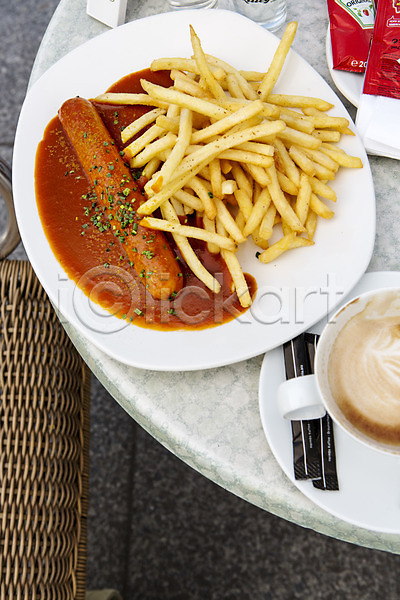 사람없음 JPG 포토 감자튀김 독일 베를린 브런치 소시지 야외 음식 의자 주간 커피 탁자