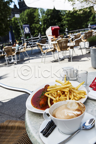 사람없음 JPG 아웃포커스 포토 감자튀김 독일 베를린 브런치 소시지 야외 음식 의자 주간 카페 커피 탁자 풍경(경치)
