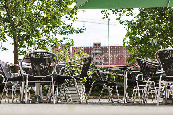 사람없음 JPG 포토 나무 독일 베를린 식물 야외 의자 주간 카페 탁자 풍경(경치)
