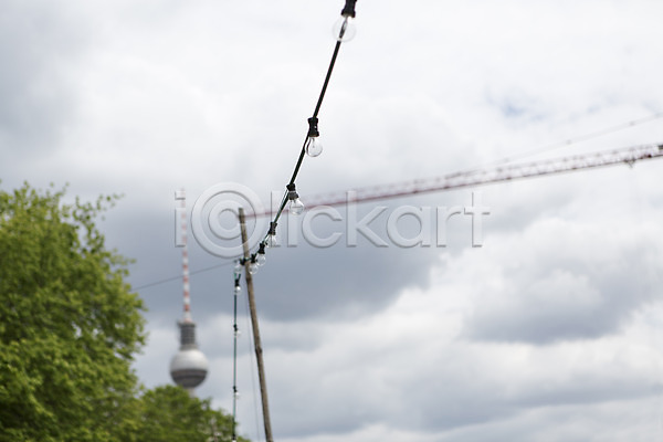 사람없음 JPG 아웃포커스 포토 독일 베를린 야외 전구 전선 조명 주간 하늘