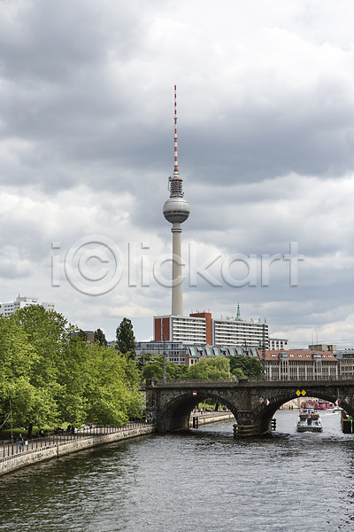 사람없음 JPG 포토 강 구름(자연) 나무 다리(건축물) 독일 베를린 식물 야외 유럽 유럽풍경 주간 텔레비전타워 풍경(경치) 하늘 해외 해외풍경