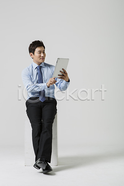 30대 남자 사람 성인 성인남자한명만 한국인 한명 JPG 앞모습 포토 들기 모션 비즈니스 비즈니스맨 스튜디오촬영 실내 앉기 웹서핑 전신 정장 태블릿