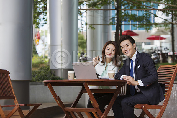 30대 남자 동양인 두명 사람 성인 성인만 여자 장년만 한국인 JPG 포토 노트북 비즈니스 비즈니스맨 비즈니스우먼 상반신 앉기 야외 웃음 음료 의자 정장 주간 카페 커피 탁자