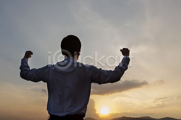 기쁨 남자 남자만 남자한명만 사람 한명 JPG 실루엣 포토 구름(자연) 노을 모션 비즈니스 상반신 손들기 야외 주간 태양 파이팅 하늘