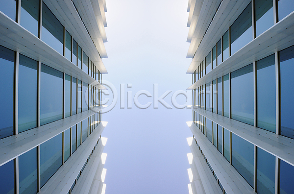 사람없음 JPG 포토 해외이미지 건물 건축양식 대도시 대칭 도시 디자인 묘사 반사 비즈니스 사무실 상업 야외 외관 유리 창문 파란색 하늘 해외202004