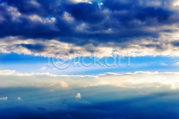 자유 침묵 활발 휴식 사람없음 JPG 포토 해외이미지 공백 구름(자연) 날씨 내추럴 물방울 바람 백그라운드 빛 솜털 스카이라인 야외 에너지 여름(계절) 오존 우주 자연 장면 천국 천창 파란색 패턴 하늘 해외202004 햇빛 환경 흰색