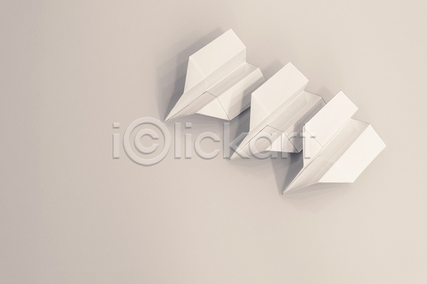 사람없음 JPG 포토 해외이미지 세개 실내 종이 종이비행기 해외202004 흰배경