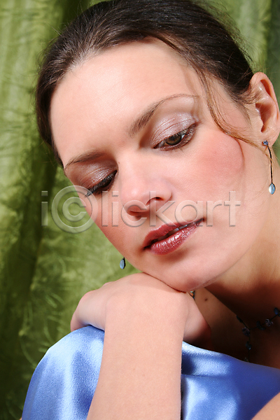 여유 백인 사람 여자 한명 JPG 포토 해외이미지 갈색머리 꿈 내부 드레스 보라색 보석 생각 스타일 심각 얼굴 입술 정중 초록색 특징 포즈 표현 해외202004