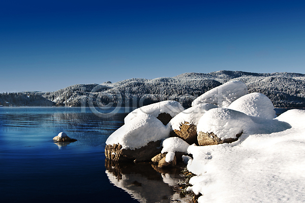 추위 사람없음 JPG 포토 해외이미지 가로 겨울 나무 냉동 물 숲 암초 얼음 연못 자연 정사각형 파란색 포장 풍경(경치) 하늘 해외202004 햇빛 호수 황무지 흰색