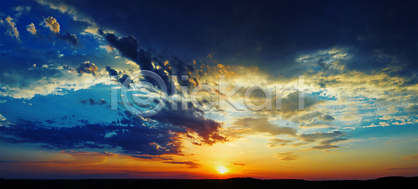 활발 사람없음 JPG 포토 해외이미지 가을 구름 날씨 노란색 땅 백그라운드 빛 빨간색 새벽 수평선 야외 여름 오렌지 웅장함 일몰 일출 자연 장면 태양 파노라마 파란색 풍경 하늘 해외202004 해외포토 햇빛 황금 황혼