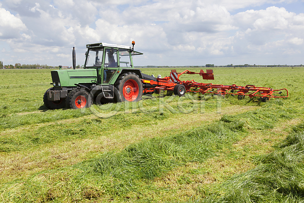 사람없음 JPG 포토 해외이미지 갈퀴 금속 기계 네덜란드 농업 농장 바퀴 밭 밭일 배수구 볏짚 빨간색 수확 시골 식물 업무 여름(계절) 옛날 음식 자연 초록색 트랙터 풍경(경치) 해외202004 환경