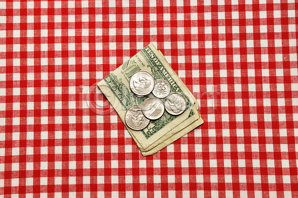변화 사람없음 JPG 포토 해외이미지 구역 깅엄 끝 달러 돈 동전 빨간색 식당 식탁보 접기 해외202004 확인 흰색