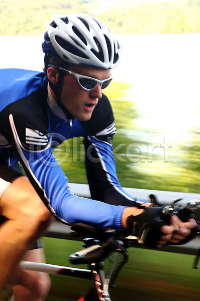 결심 경쟁 이동 남자 한명 JPG 포토 해외이미지 건강 도로 레이서 모션 바이킹 블러 속도 순환 스포츠 승차 시간 야외 여름(계절) 운동 자전거 재판 찬성 컬러풀 파란색 페달 포즈 항공 해외202004 헬멧