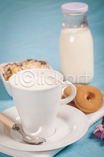 신선 추위 사람없음 JPG 포토 해외이미지 건강 다이어트 뮤즐리 봄 시리얼 식사 아침 아침식사 우유 유리 음료 재료 컵 파란색 해외202004 흰색