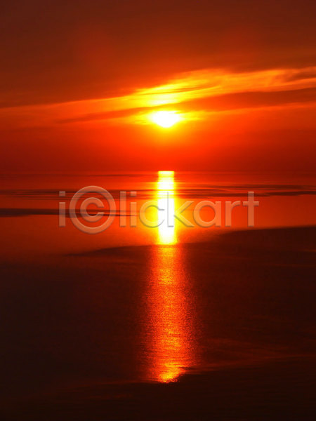 사람없음 JPG 포토 해외이미지 구름(자연) 반사 야외 일출 주간 태양 풍경(경치) 해외202004 호수