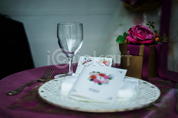 사람없음 JPG 아웃포커스 포토 꽃 상자 선물상자 식기 실내 잔 접시 초대장 탁자 포크