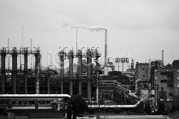 사람없음 JPG 포토 흑백 건물 공장 굴뚝 도시 도시풍경 야외 연기 일본 주간 풍경(경치) 하늘 해외 해외풍경