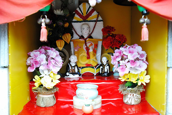 사람없음 JPG 포토 꽃 노란색 분홍색 불교 빨간색 야외 여러송이 염주 인형 일본 종교 컬러 화분
