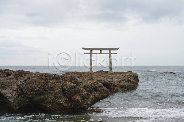 사람없음 JPG 포토 건축물 고건축 구름(자연) 돌(바위) 바다 바위(돌) 야외 일본 일본건축 자연 전통 주간 토리이 풍경(경치) 하늘 해변 해외 해외풍경