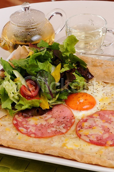 사람없음 JPG 포토 계란프라이 빵 샐러드 실내 요리 음료 음식 차(음료) 찻잔 찻주전자 채소 토마토 페퍼로니
