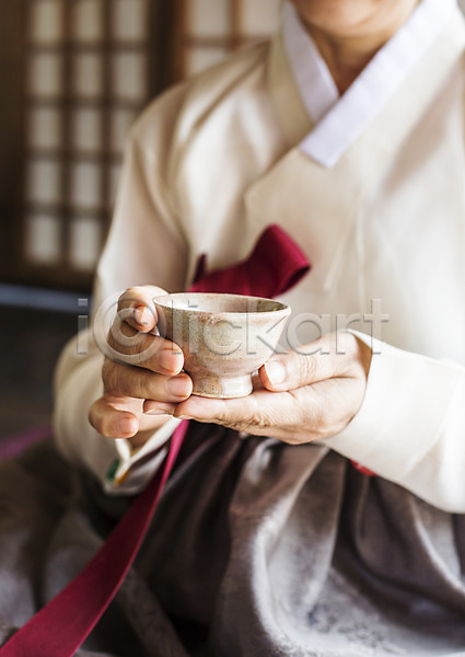 사람 신체부위 여자 한명 JPG 아웃포커스 포토 다도 들기 상반신 손 손짓 예절 전통 전통문화 차(음료) 찻잔 한복