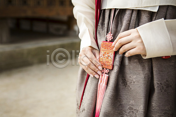 여자 여자만 여자한명만 한명 JPG 아웃포커스 포토 노리개 야외 오브젝트 저고리 전통 전통소품 주간 치마 하반신 한복