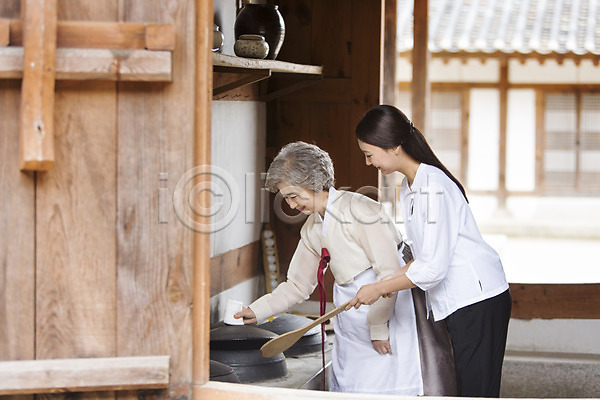 음식준비 30대 60대 노년 동양인 두명 사람 성인 성인만 성인여자만 여자 여자만 한국인 JPG 아웃포커스 옆모습 포토 가마솥 가족 들기 며느리 상반신 서기 시어머니 앞치마 엄마 요리 주걱 주방 한복 할머니