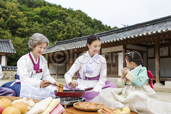 30대 60대 노년 동양인 사람 성인 세명 어린이 여자 여자만 유치원생 한국인 JPG 포토 가족 딸 며느리 명절 부침 삼대 설날 손녀 손주 시어머니 앉기 야외 엄마 요리 웃음 전 주간 차례준비 추석 프라이팬 한복 한옥 할머니