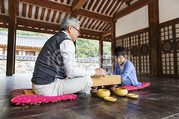 60대 남자 남자만 노년 동양인 두명 사람 성인 어린이 유치원생 한국인 JPG 포토 가족 대가족 마루(인테리어) 바둑 손자 손주 실내 앉기 할아버지