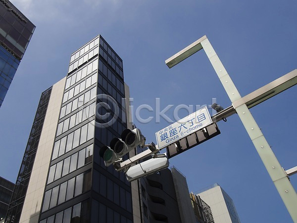 사람없음 JPG 로우앵글 포토 건물 도시 도시풍경 도쿄 신호등 알림판 야외 일본 주간 풍경(경치) 하늘 해외 해외풍경