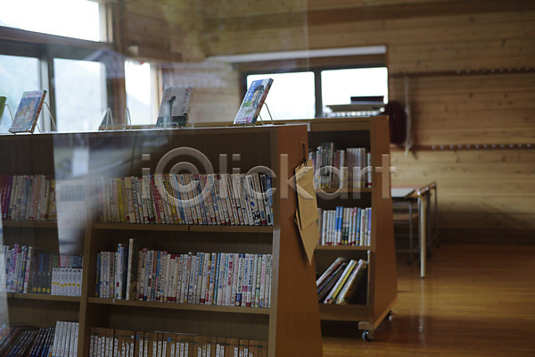 사람없음 JPG 포토 도서관 실내 여러권 일본 창문 책 책장 학교