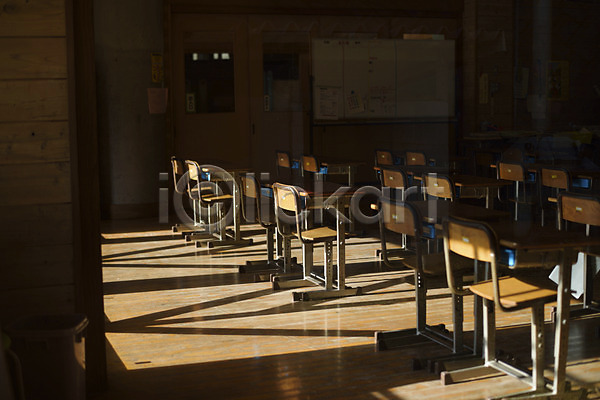 사람없음 JPG 포토 교실 실내 의자 일본 책상 칠판 학교 햇빛