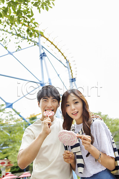 기쁨 다정 즐거움 함께함 행복 20대 남자 동양인 두명 사람 성인 성인만 여자 청년만 한국인 JPG 아웃포커스 앞모습 포토 놀이공원 들기 막대사탕 사탕 상반신 손짓 야외 웃음 주간 커플
