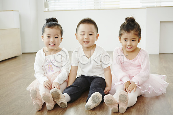 남자 동양인 사람 세명 어린이 어린이만 여자 유치원생 한국인 JPG 앞모습 포토 발레 발레복 실내 앉기 웃음 전신