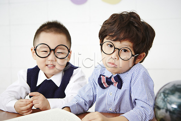 남자 남자만 동양인 두명 사람 소년만 어린이 어린이만 유치원생 한국인 JPG 앞모습 포토 상반신 실내 안경 안경낌 어린이교육 친구