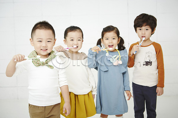 남자 동양인 사람 어린이 어린이만 여러명 여자 유치원생 한국인 JPG 앞모습 포토 건강 들기 상반신 서기 실내 양치 웃음 치료 칫솔