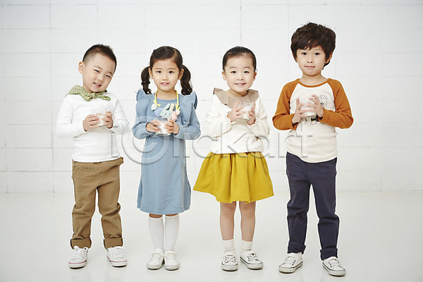 남자 동양인 사람 어린이 어린이만 여러명 여자 유치원생 한국인 JPG 앞모습 포토 건강 들기 서기 실내 우유 웃음 전신 컵