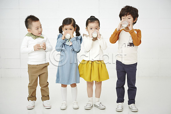 남자 동양인 사람 어린이 어린이만 여러명 여자 유치원생 한국인 JPG 앞모습 포토 건강 들기 마시기 서기 실내 우유 전신 컵